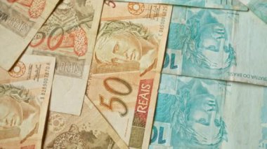 Brezilya banknotları, çeşitli banknotlar, canlı renkler ve karmaşık tasarımlar içeren, ayrıntılı yakın çekim yayılmış para biriminin benzersiz sanat eserleri sergilenmektedir.
