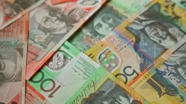 Avustralya banknotları, ülkenin para ve mali sembollerini vurgulayan çeşitli renkli tasarımlar sergiliyor.