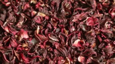 Çerçeveyi kaplayan kurumuş amber yaprakları doğal kırmızı ve kestane rengi bitkisel çay hazırladıklarını gösteriyor.