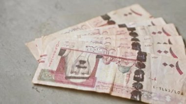 Suudi Arabistan riyal paraları bölgedeki para, finans ve ekonomiyi sembolize eden somut bir yüzeye yayıldı.