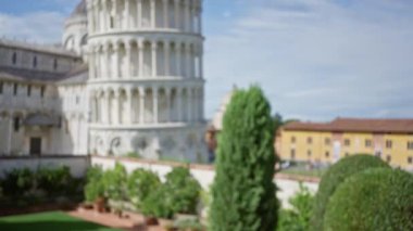 Bulanık kule, Avrupa 'nın simgelerini vurgulayan odaksız bir sahnede sidikli, italyan, ikonik mimarisinde yemyeşil önplanda.