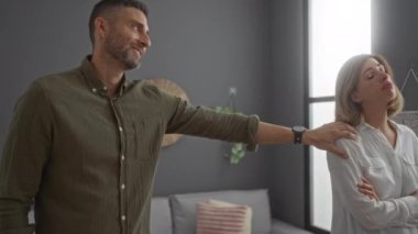 Kadın ve erkek, kapalı bir apartman ortamında duygusal bir anı paylaşıyor. İlişkilerini ve çağdaş iç tasarımı vurguluyorlar.