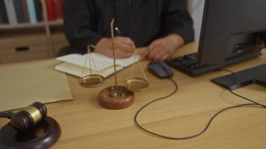 Yargıç makamda notlar yazıyor. Tokmak, bilgisayar, yetişkin, kapalı mekanlar, adalet adamı.