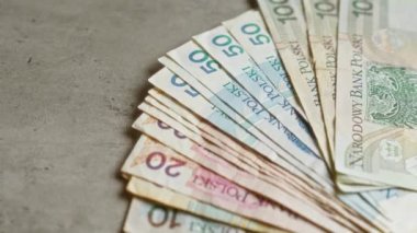 Polonya zloti banknotları, Polonya 'nın para biriminden gelen çeşitli değerleri gösteren somut bir yüzey üzerinde düzgünce düzenlenmiştir..