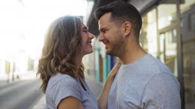 Gündelik giysiler içindeki kadın ve erkek şehir sokaklarında romantik ve neşeli bir ilişki sergiliyorlar.