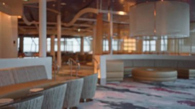 Lüks restoranların şık oturma yerleri ve ortam aydınlatmaları yemek deneyimleri için sakin, lüks bir atmosfer yaratıyor..