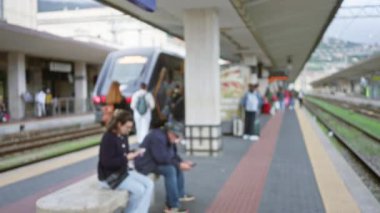 Yoğun bir tren istasyonunda bekleyenler var. Geçmişi bulanık, figürleri bulanık ve tren raylara varıyor..