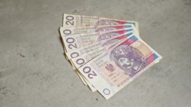 Polonya banknotları, özellikle 20 zloti banknot, Polonya 'dan gelen parayı gösteren somut bir yüzey üzerine serilmiş..