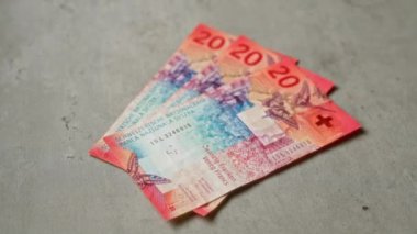 İsviçre 20 franklık banknotlar canlı para birimi tasarımı ve İsviçre 'deki finansal unsurların sergilendiği somut bir yüzey üzerinde düzenlendi.