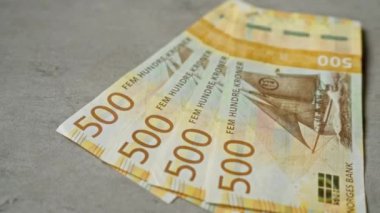Norveç 500 kronluk banknotlar Norveç 'ten gelen somut bir yüzey sergilenen para birimi üzerinde sergilenmektedir..