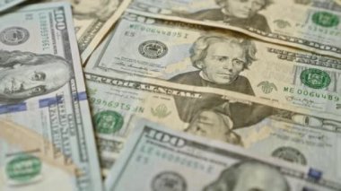 Amerika Birleşik Devletleri dolar banknotları çeşitli banknotlar sergileniyor. Buna 20 ve 100 banknot da dahil. Amerikan para birimini vurguluyorlar..