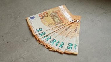 Somut bir yüzeye saçılmış 50 avroluk banknotlar, Avrupa 'da zenginlik ve mali işlemleri ima ediyor