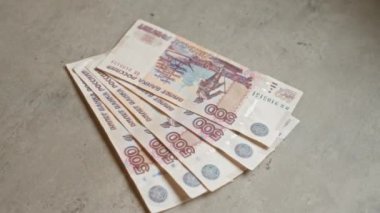 Rusya 'da finansal bağlamı vurgulayan somut bir yüzey üzerine Rus rublesi banknotları.