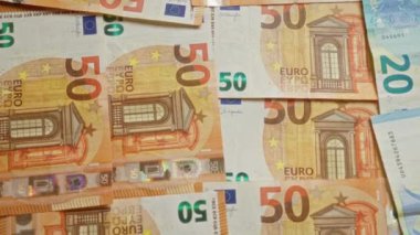 Avro banknotları Avrupa Birliği 'nin çeşitli 50 ve 20 avroluk banknotlarını sergiliyor