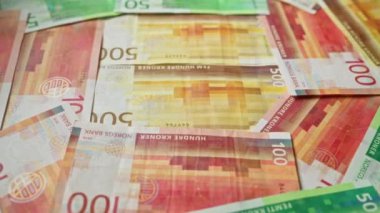 50, 100 ve 500 'lük banknotlar da dahil olmak üzere çeşitli renkli Norveç kron banknotları birbirine çok yakın bir şekilde dağıldı.