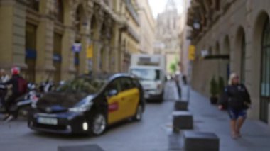 Barselona caddesindeki bulanık şehir manzarası. Sarı taksi ve kadın açık havada, kentsel alanda. Açık hava defocus ve Avrupa ambiyansı..