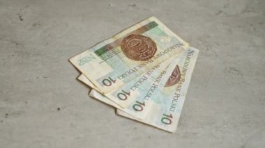 Polonya 'nın zloti banknotları, Polonya' nın para birimini yakından gösteren somut bir arkaplan üzerine düzenlenmiş..