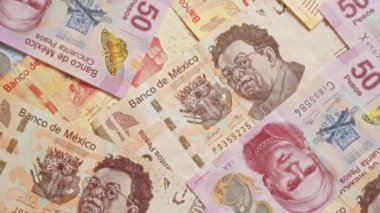 Çeşitli banknotlarda Meksika banknotları 50, 100 ve 500 peso renkli sergileniyordu..