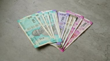 Hindistan 'ın çeşitli banknotları somut bir yüzeye yayılarak Hindistan' ın canlı para birimini gözler önüne seriyor..