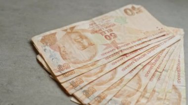 Beton bir yüzeye serpiştirilmiş 50 Türk lirası.