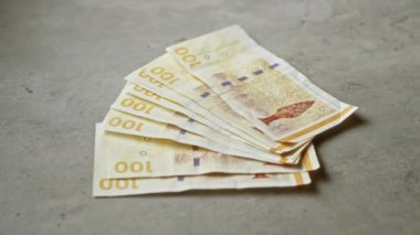 Somut bir yüzey üzerinde 100 kronluk Danimarka banknotları Danimarka para birimini ve finansal kavramlarını sembolize eder.