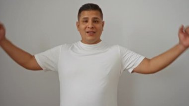 Genç İspanyol adam izole edilmiş beyaz arka plan üzerinde kaslarını esnetiyor, güç, kendine güven, yetişkin, erkek, mutlu, portre, kendinden emin, kişi, erkek