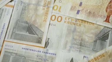 Danimarka 'dan gelen detaylı mimari tasarımların sergilendiği 100 kronluk Danimarka banknotları