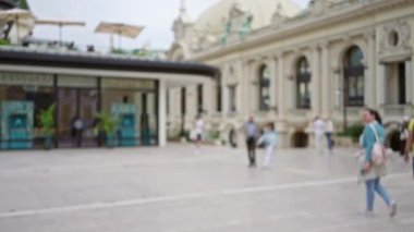 Bulanık insanlar lüks dükkanların ve Monako caddesindeki tarihi mimarinin önünden yürüyüp açık havada rüya gibi bir bokeh etkisi yaratıyorlar..