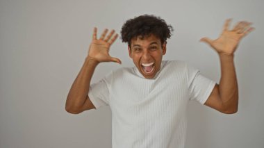 Yakışıklı, kıvırcık saçlı, beyaz bir arka planda sevinçle gülümseyen bir İspanyol.