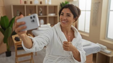 Gülümseyen bir kadın, spa kaplıcasında yaşlı, olgun bir kadının sağlıklı bir anı yakaladığını görür.