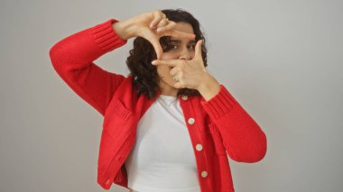 Çekici İspanyol kadın, elleri izole edilmiş beyaz arka planda fotoğraf çerçevesi hareketi yapıyor..