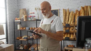 Adam, olgun, gülümseyen, bir, fırın, dükkan, kullanma, tablet, ayakta