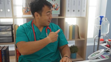 Klinikte genç, yakışıklı bir Çinli doktor yan tarafı işaret ediyor. Boynunda steteskop olan yeşil önlükler var. Bu da hastane ya da kapalı alanda tıbbi bir ortam olduğunu gösteriyor..