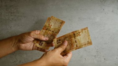 Elleri sayan Güney Afrika Rand parası ve beton arka planda Nelson Mandela