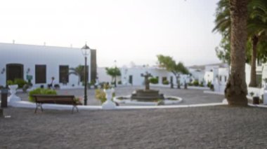 Lanzarote, kanarya adaları, İspanya 'da beyaz binalar ve açık gökyüzünün altında merkezi bir çeşme olan sakin bir açık hava meydanı..