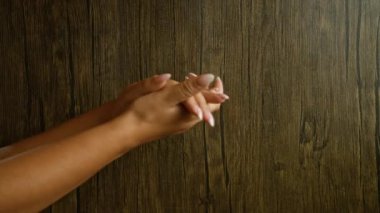 Eller ahşap bir arkaplan üzerinde etkileşim halinde