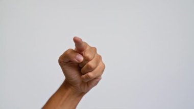 Adamın eli, beyaz arka plan üzerinde çeşitli parmak pozisyonlarıyla el kol hareketi yapıyor..