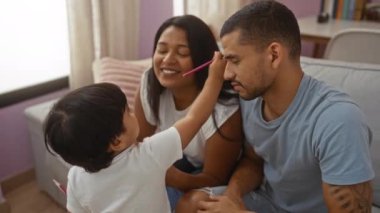 Anne sıcak oturma odalarında sevgi dolu bir şekilde babanın yüzünü boyarken...