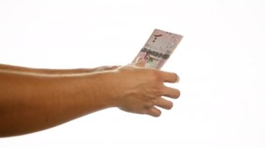El ele tutuşan Suudi Arabistan riyal banknotları izole beyaz arka plan üzerinde
