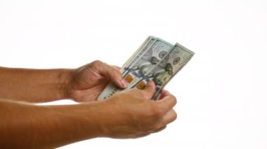 İzole edilmiş beyaz bir arka planda Amerikan doları banknotları tutan kişi bize ait farklı değerleri gösteriyor..