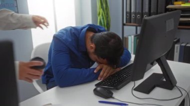 Ofiste bir iş arkadaşı ile birlikte çalışan bir adam iş stresinin ortasında ezilmiş bir masaya yaslanıyor, laptop ve kahve fincanı yakınlarda.