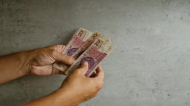 El ele tutuşup saymak, çimento arka planda paralar biriktirmek.