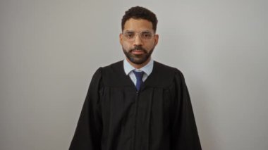 Yargıç cüppeli İspanyol genç adam ayakta ve neşeli bir şekilde seni işaret ediyor izole edilmiş beyaz arka plan üzerinde pozitif bir gülümsemeyle, kameraya işaret ederek
