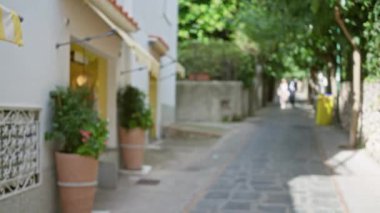 Capri 'deki bulanık cadde çözünmüş bitkiler ve bokeh etkisi sakin, lüks bir İtalyan adası atmosferi yaratıyor..