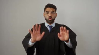 Önlüklü yargıç - genç İspanyol adam hayal kırıklığına uğramış el hareketini durdur, izole edilmiş beyaz arka planda öfke ve hüsran gösteriyor.