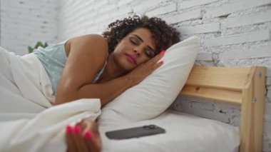 Kadın, Latin, uyku, yatak, ev, sabah, uyanma, sürpriz, akıllı telefon, iç mekan