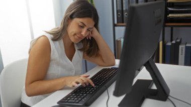 Genç, çekici, İspanyol, esmer, kadın, daktilo, klavye, ofis