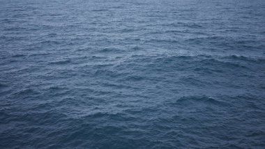 Uçsuz bucaksız mavi okyanus dalgaları sakin ve uçsuz bucaksız bir deniz manzarası yaratır. Huzuru ve doğanın ham güzelliğini taşımak için mükemmeldir. Derin dalgalanan su tüm çerçeveyi doldurur..