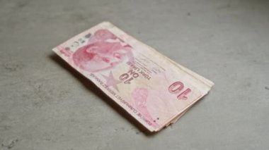 Türk lirası banknotları hindi içinde beton bir yüzey üzerinde