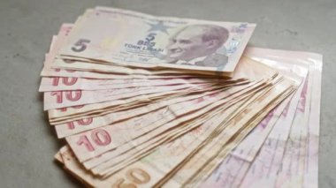 Türk lira banknotları hindi para birimini gözler önüne seren beton bir yüzeye yayıldı